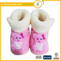 El bebé animal lindo del invierno de la fábrica calza los zapatos infantiles de la manta